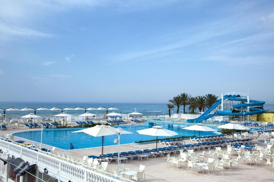 Piscine-extérieure-vue-de-mer-Hôtel-Samira-Club-Hammamet