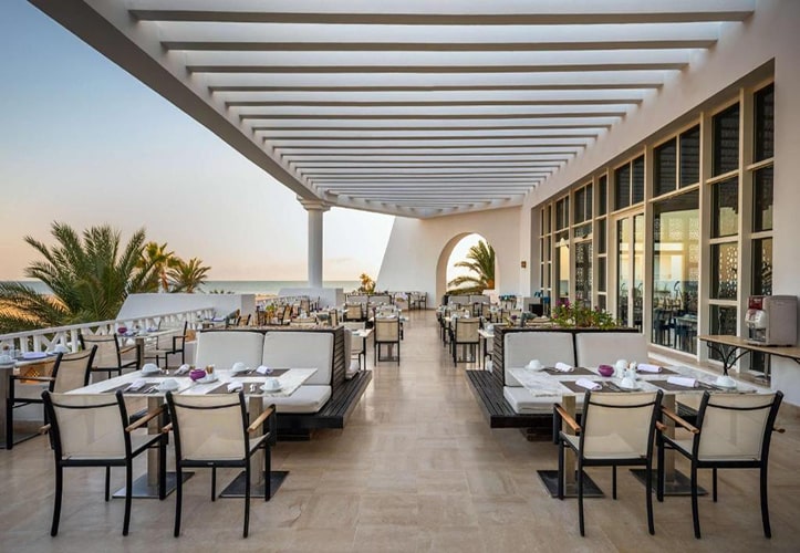 Restaurant avec une vue panoramique sur la mer