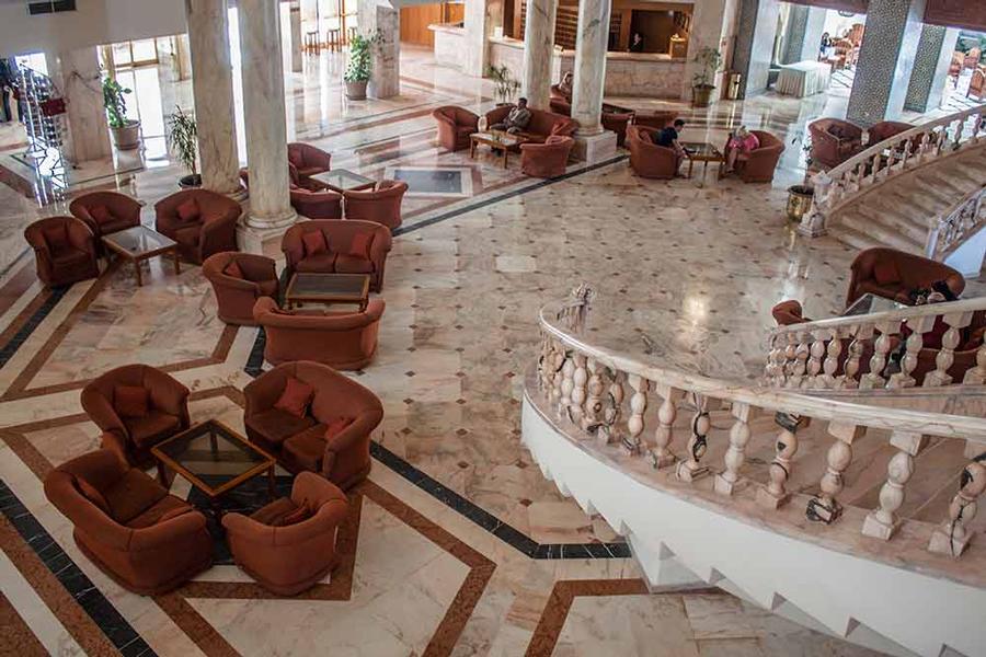 Salle de réception élégante de l'hôtel Amir Palace