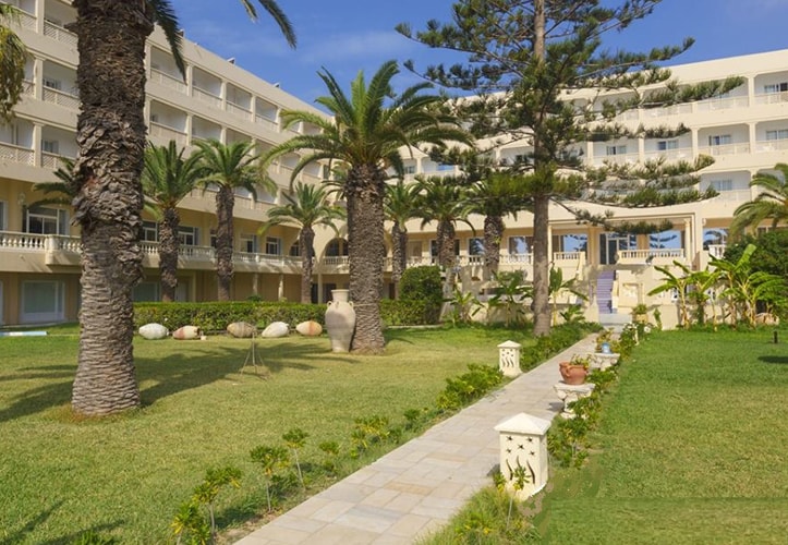 Vue panoramique de jardin entourée de palmiers aux Colombes