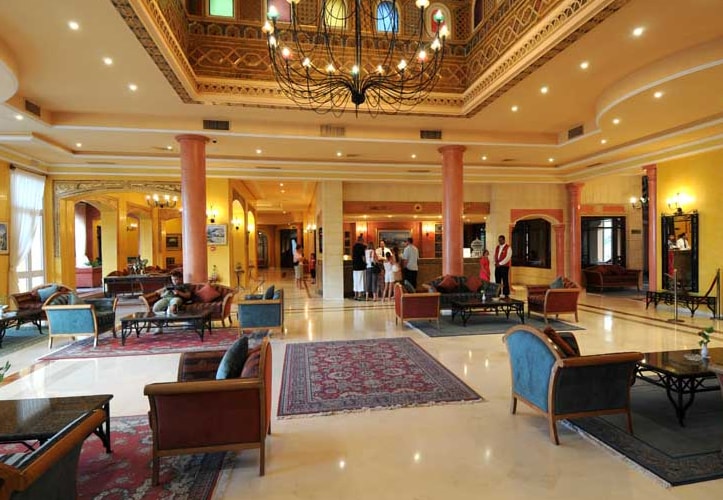 Hall d'entrée élégant de l'hôtel Dar Isamail Tabarka