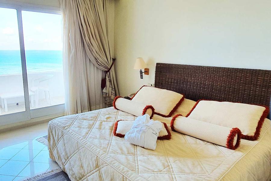 Chambre confortable vue de mer de l'hôtel Golden Yasmin Mehari Tabarka