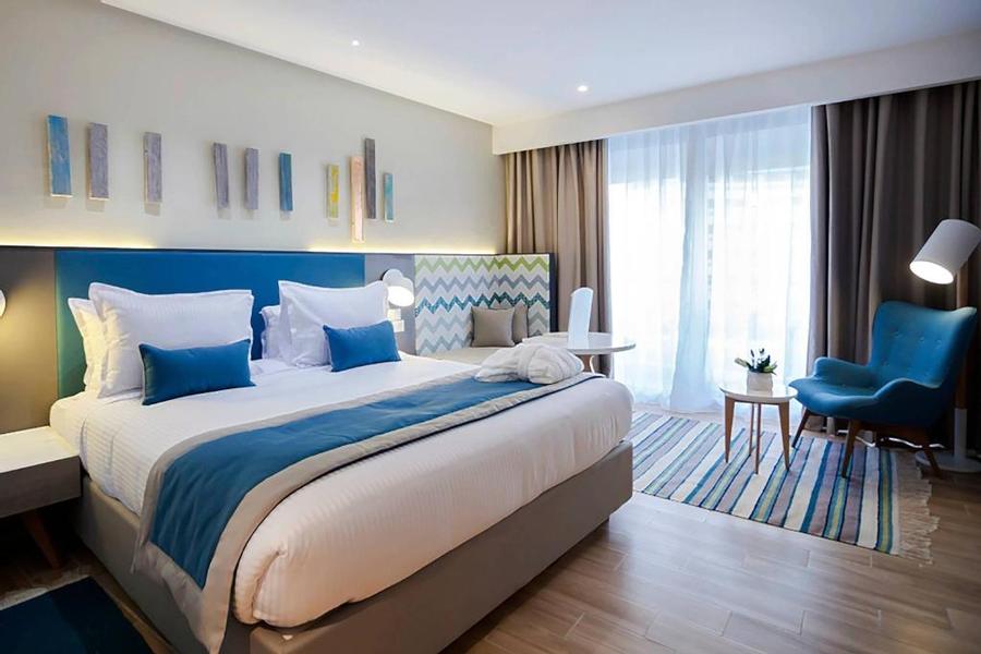 Chambre élégante avec un balcon au Sousse Pearl Marriott