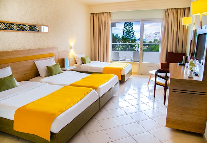 Chambre triple avec balcon de l'hôtel Sol Azur Beach Congrès