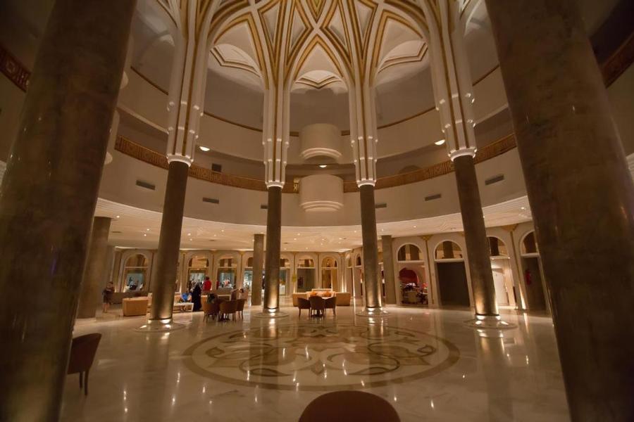 Hall d'entrée élégant du Golden Tulip Taj Sultan