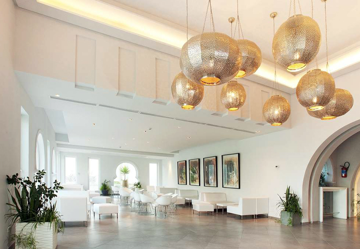 Intérieur spacieux et élégant du hall d'entrée du Seabel Alhambra Beach Golf & Spa